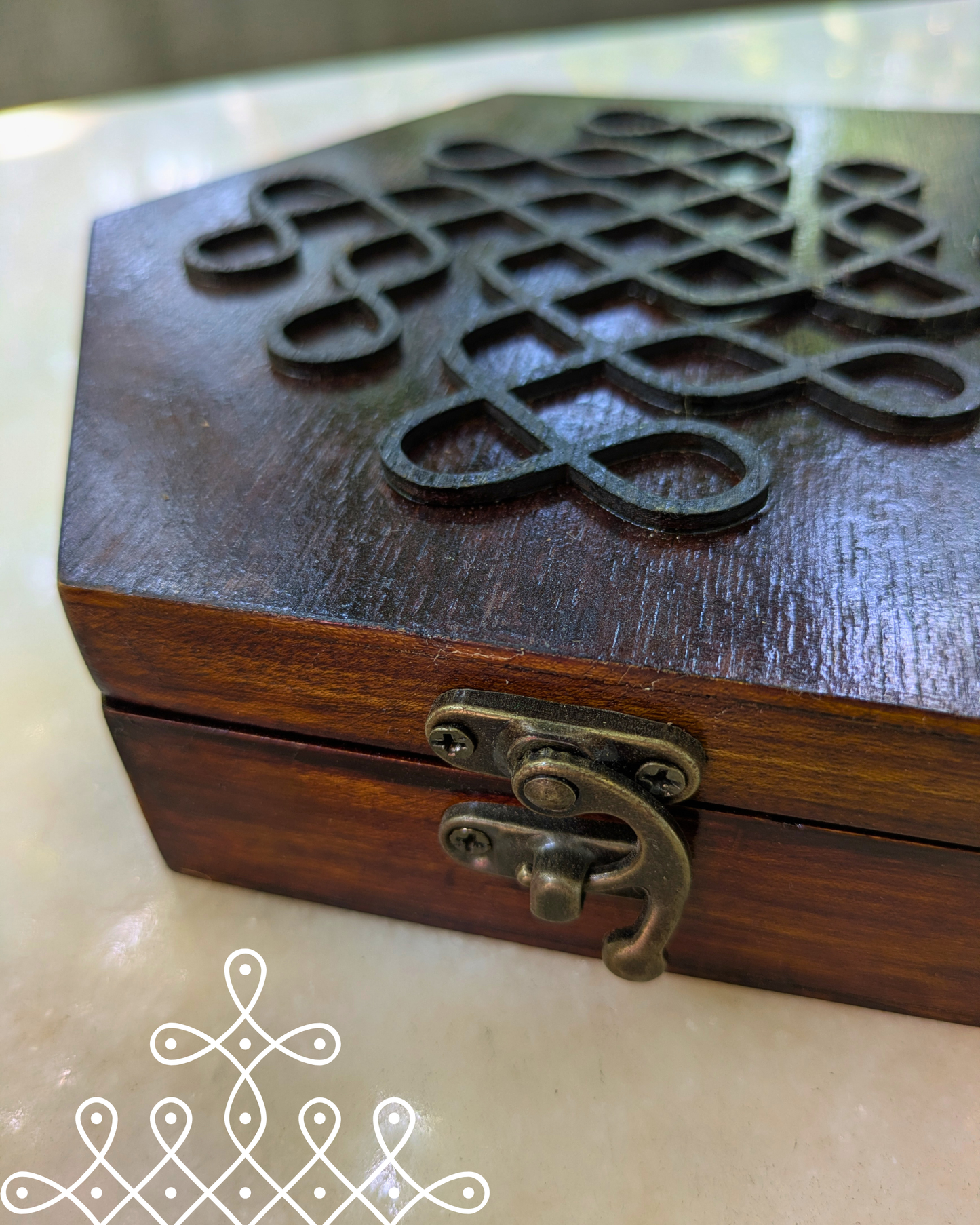 Kolam hexagon box